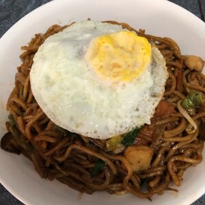 目玉焼きののった定番焼きそば